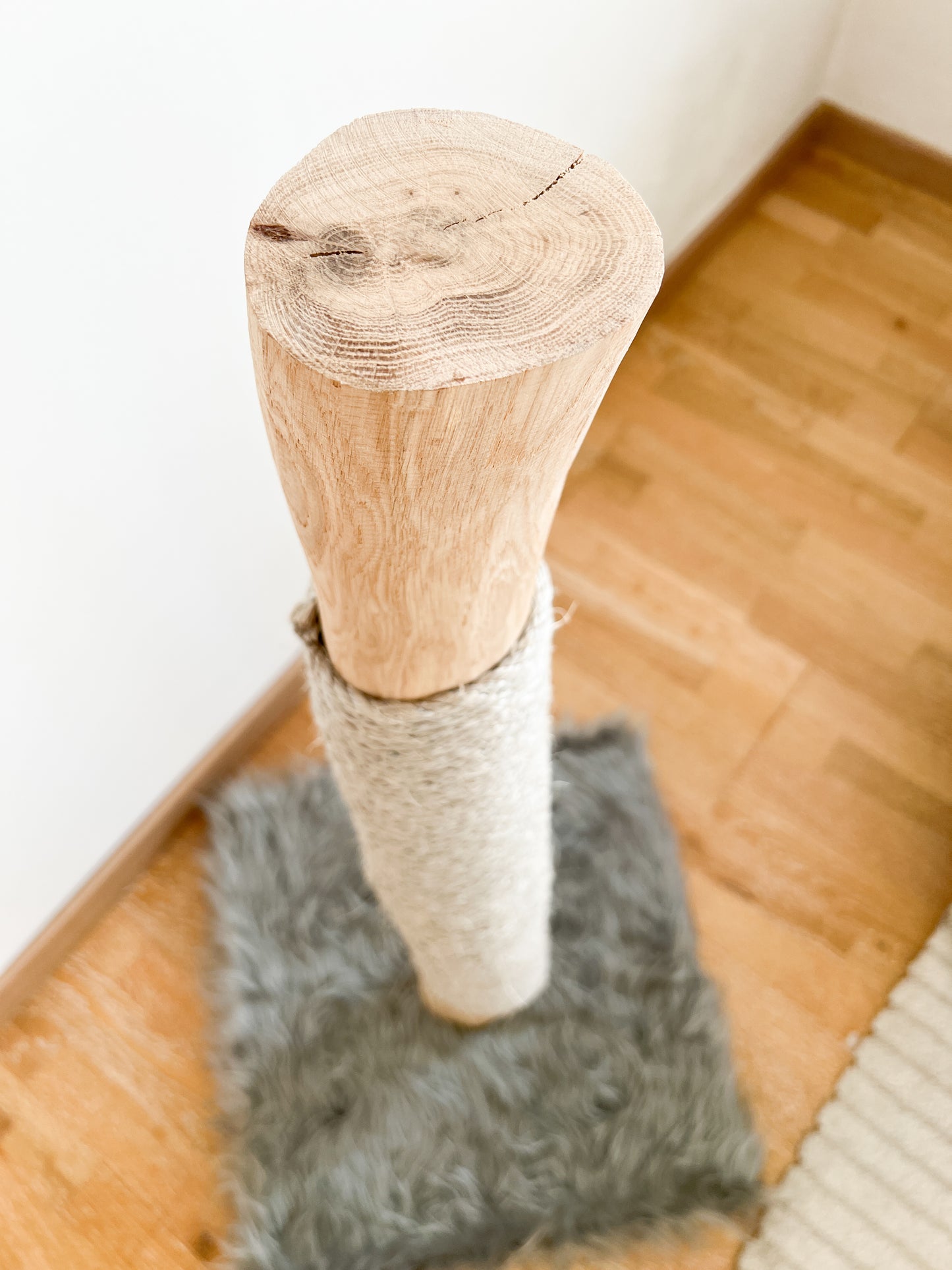 Naturkratzsäule | grau eckig