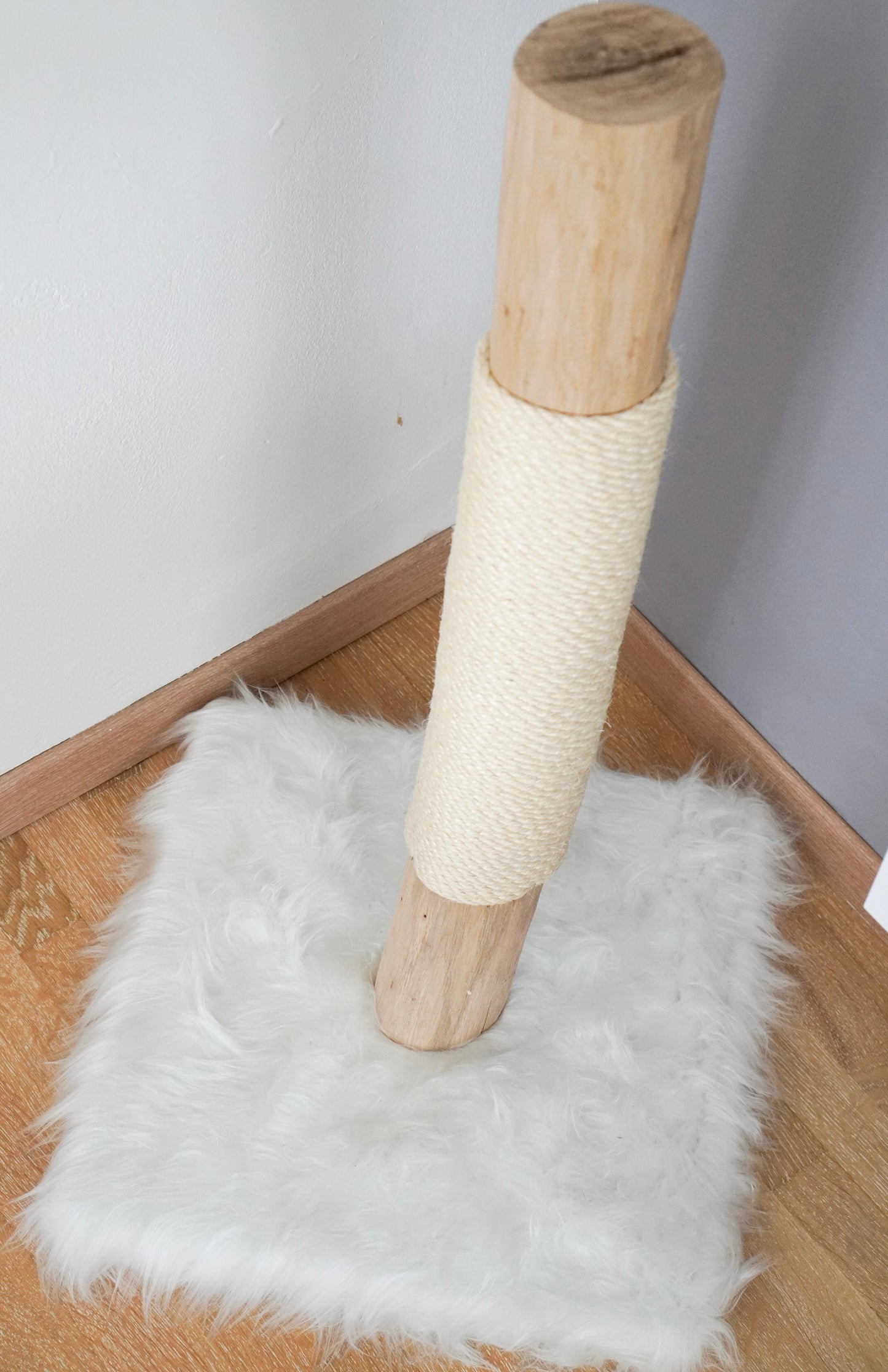 Naturkratzsäule | weiß - eckig