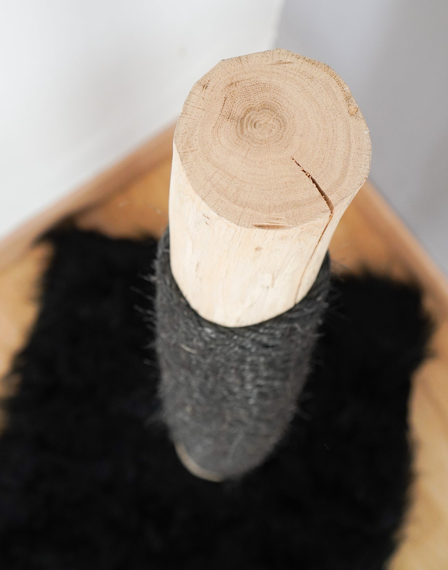 Naturkratzsäule | schwarz - eckig